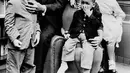 Martin Luther King dan sang istri, Coretta Scott King, foto bersama tiga anak mereka di di Atlanta, Georgia, 17 Maret 1963. Pengadilan Memphis menjatuhi hukuman 99 tahun penjara kepada pembunuh King, James Earl Ray.  (Photo/File)