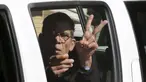 Pembajak pesawat EgyptAir, Seif Eldin Mustafa mengacungkan dua jarinya saat berada di dalam mobil tahanan di sebuah pengadilan di Larnaca, Siprus, Rabu (30/3). Seif Eldin Mustafa menyerahkan diri dan membebaskan 5 sandera. (REUTERS/Yiannis Kourtoglou)