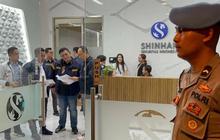 Bareskrim Geledah Kantor Shinhan Sekuritas Bawa Kotak Bertuliskan Barang Bukti Tindak Pidana Pasar Modal & TPPU
