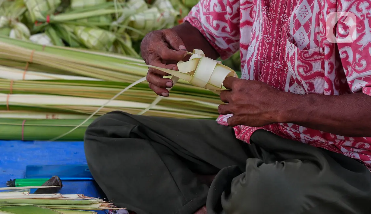 Menariknya kulit ketupat yang mereka jual dibuat dadakan. (Liputan6.com/Angga Yuniar)