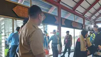 Jemaah haji Indonesia kloter pertama tiba di Bandara Soekarno Hatta, Selasa (4/7/2023). (Liputan6.com/Pramita Tristiawati)