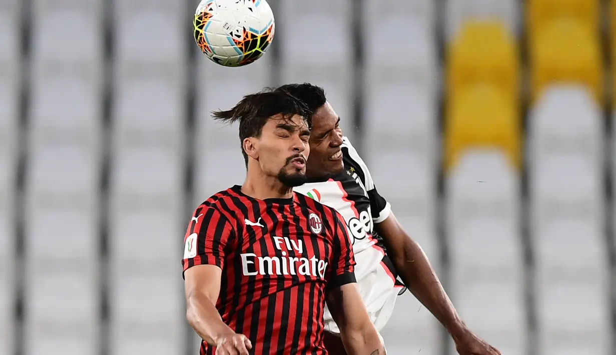 Gelandang AC Milan, Lucas Paqueta berebut bola udara dengan bek Juventus, Alex Sandro pada pertandingan leg kedua semifinal Coppa Italia di stadion Allianz di Turin pada 12 Juni 2020. Lucas Paqueta dikontrak Lyon sampai 2025. (AFP/Miguel Medina)