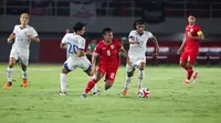 Pemain Timnas Indonesia, Arkhan Fikri berusaha melewati penjagaan dari&nbsp;pemain Filipina pada laga Grup B Piala AFF 2024 yang berlangsung di Stadion Manahan, Solo, Jawa Tengah, Sabtu (21/12/2024). (Bola.com/Abdul Aziz)