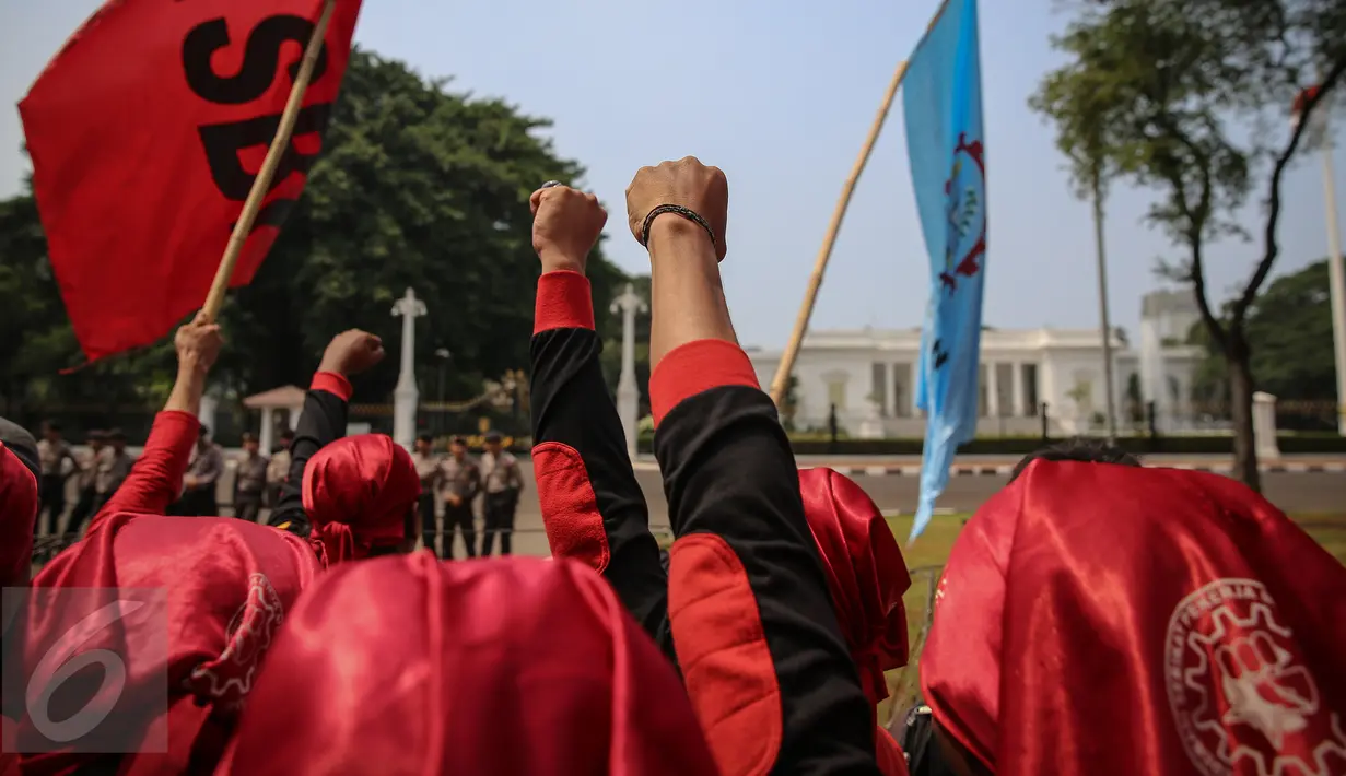 Buruh meneriakkan orasi mereka saat unjuk rasa di depan Istana Negara, Jakarta, Kamis (15/10). Aksi para buruh ini untuk menyatakan penolakan mereka terhadap paket kebijakan ekonomi jilid IV. (Liputan6.com/Faizal Fanani)