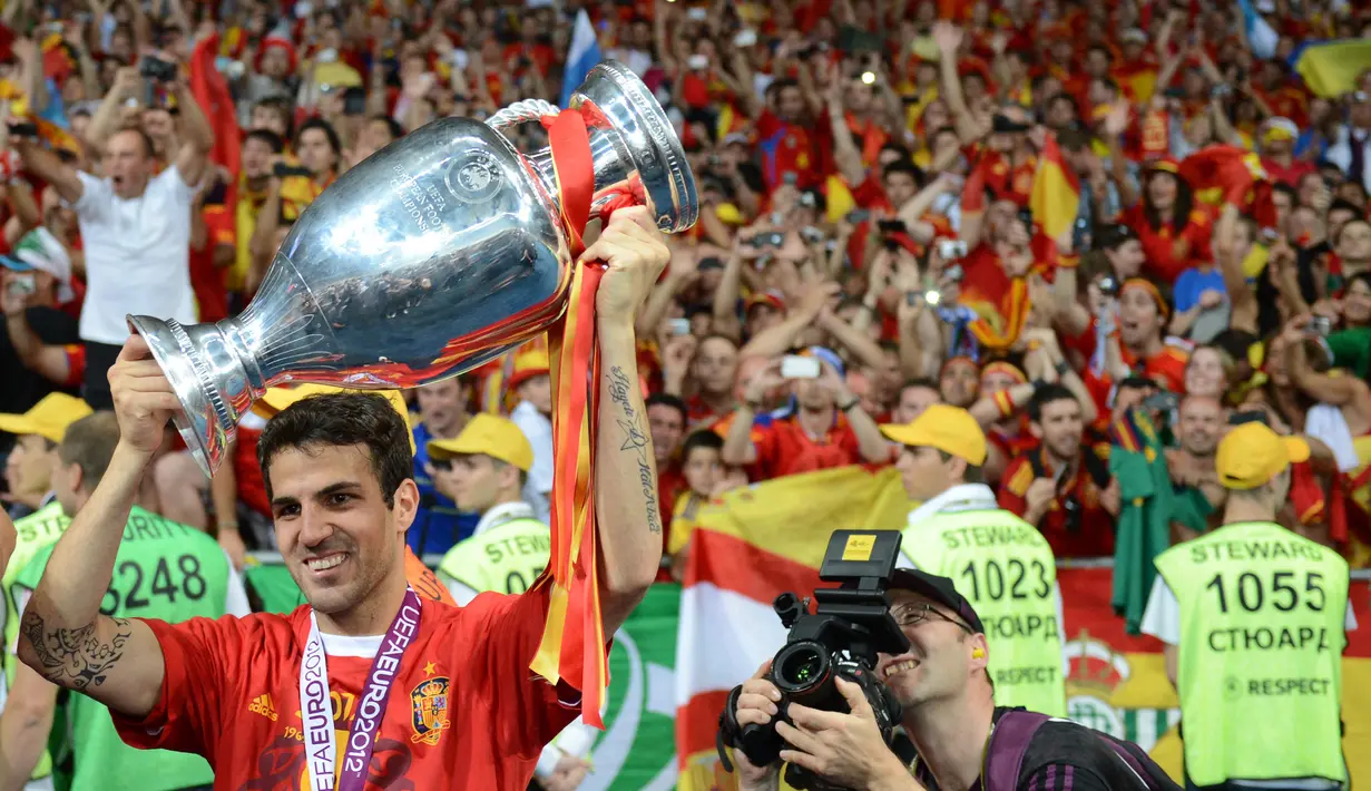 Cesc Fabregas. Merupakan bagian dari generasi emas Timnas Spanyol. Ia telah bermain dalam 16 penampilan sepanjang kariernya di Piala Eropa dan berhasil mempersembahkan dua gelar beruntun pada edisi 2008 dan 2012. Ia dipastikan absen pada edisi 2020 nanti. (AFP/Damien Meyer)