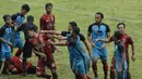 Pemain UMM mendorong pemain UPI pada laga final Torabika Campus Cup 2017 di Stadion Cakrawala, Malang, Kamis (23/11/2017). UMM menang WO atas UPI. (Bola.com/M Iqbal Ichsan)