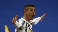 Penyerang Juventus, Cristiano Ronaldo berselebrasi usai mencetak gol ke gawang Napoli pada laga final Piala Super Italia di Stadion Mapei, Sassuolo, Kamis (21/1/2021). Dua gol kemenangan klub raksasa Liga Italia itu, dilesakkan Cristiano Ronaldo dan Alvaro Morata. (AP Photo / Antonio Calanni)