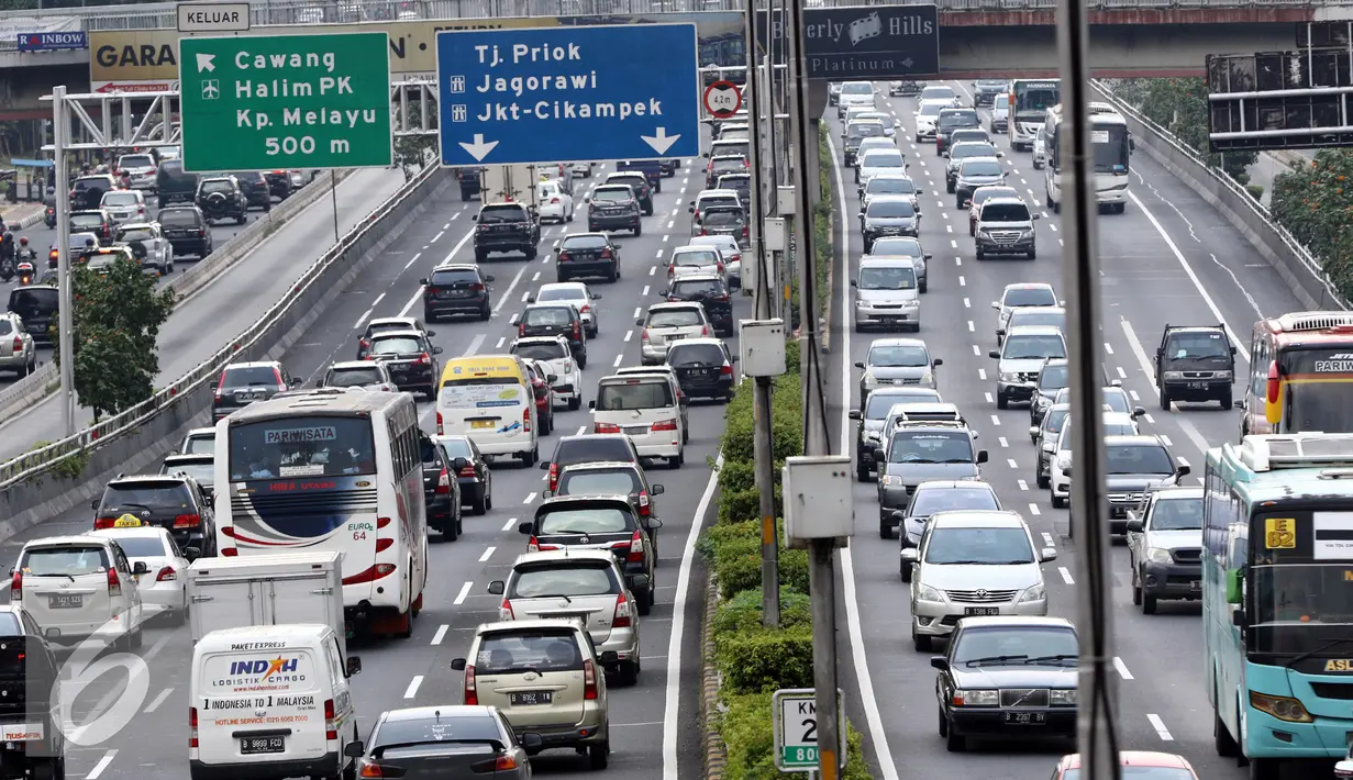 Sejumlah kendaraan memadati Jalan Tol Jakarta-Cikampek di kawasan Cawang, Jakarta, Sabtu (22/10). Tarif Tol Jakarta-Cikampek naik mulai berlaku pada Minggu, 23 Oktober 2016 pukul 00.00 WIB. (Liputan6.com/Helmi Affandi)