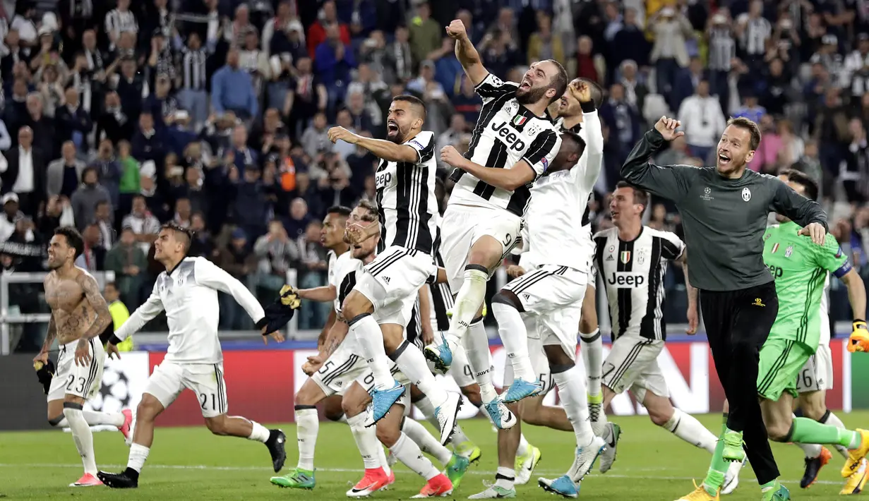 Para pemain Juventus melakukan selebrasi usai memastikan lolos ke final Liga Champions dengan mengalahkan AS Monaco di Stadion Juventus, Turin, Selasa, (09/05/2017). Juventus menang 2-1. (AP/Antonio Calanni)