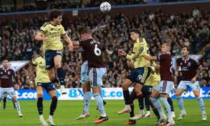 Declan Rice dari Arsenal menyundul bola saat pertandingan sepak bola Liga Inggris antara Aston Villa dan Arsenal di Birmingham, Inggris, Selasa (1-9-2026) dini hari WIB. (AP Photo/Morgan Harlow)