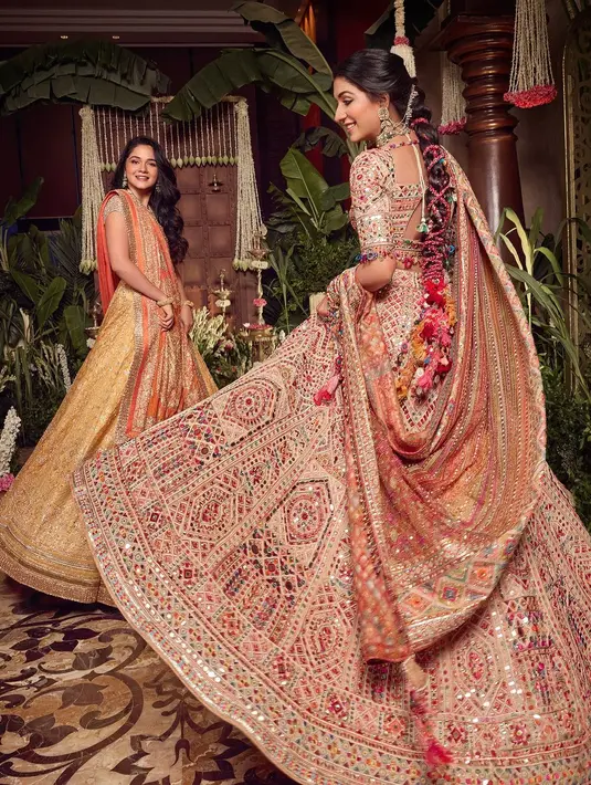 Jelang hari pernikahannya, Radhika Merchant tampil menawan dalam balutan lehenga multiwarna. [@taruntahiliani]