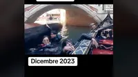 Sekelompok turis China mencoba menyelamatkan diri dari gondola yang terbalik di Venesia. (dok. TikTok @ienaridens69/Dinny Mutiah)