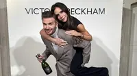 Victoria Beckham tampil edgy dengan tongkat di Paris Fashion Week (@victoriabeckham)