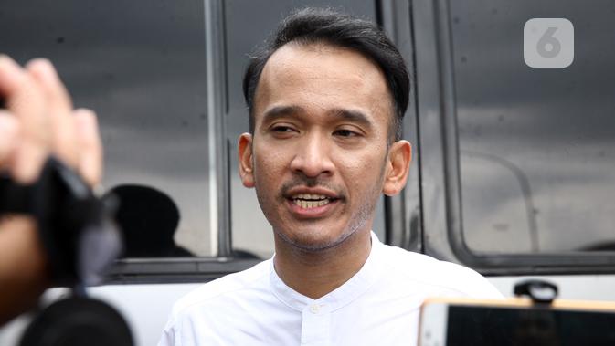 Saat berbicang dengan Bang Ipul, ia melihat pria yang dinyatakan bersalah terkait dua kasus hukum itu terlihat senang. Meski ada juga raut kesedihan akibat kasus yang harus dihadapinya. (Nurwahyunan/Bintang.com)