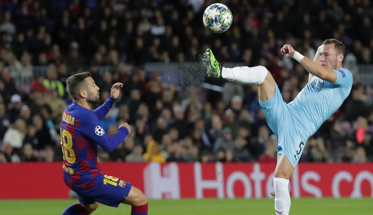 Pemain Slavia Praha, Vladmir Coufal berebut bola dengan bek Barcelona, Jordi Alba  pada pertandingan lanjutan Grup F Liga Champions di stadion Camp Nou, Spanyol (5/11/2019). Barcelona bermain imbang 0-0 atas Slavia Praha. (AP Photo/Emilio Morenatti)