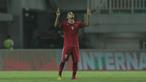 Pemain Naturalisasi Timnas Indonesia, Beto Goncalves berdoa sebelum laga melawan Korea Selatan U-23 pada laga uji coba di Stadion Pakansari, Bogor, (23/6/2018).  Indonesia U-23 kalah 1-2 dari Korea U-23. (Bola.com/Nick Hanoatubun)