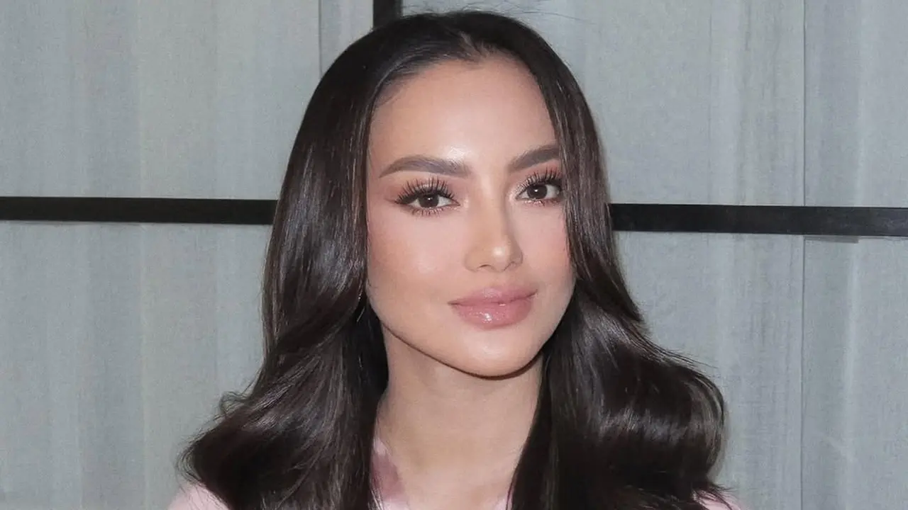 Ririn Ekawati Bak VS Angel dengan Sentuhan Hollywood Glam Makeup yang Soft dan Elegan