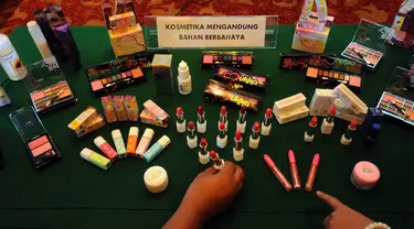  Puluhan ribu kosmetik ilegal berbahaya dengan merek asal Tiongkok dan Thailand ditemukan Balai Besar Pengawasan Obat dan Makanan (BBPOM) DKI Jakarta saat melakukan razia di kawasan Jakarta Barat.