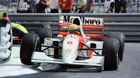 Aryton Senna mengendarai McLaren Ford dalam balapan Grand Prix Formula 1 (F1) Monaco pada 1993. (AFP)