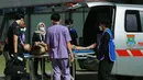 Setelah mendapatkan perawatan dari tim medis, akhirnya Wawan ditandu keluar lapangan dan dibawa ke Rumah Sakit terdekat menggunakan ambulance. (Bola.com/M Iqbal Ichsan)