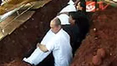 Jenazah perancang busana dan maestro batik Iwan Tirta dimakamkan di TPU Karet Bivak, Jakarta, dengan diantar puluhan sanak keluarga dan kerabat. 