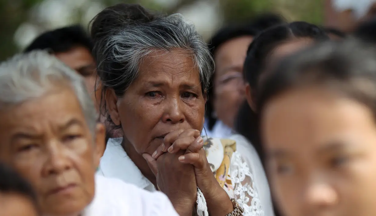 Seorang wanita berdoa memperingati Hari Kemarahan di  Phnom Penh, Kamboja, (20/5). Ratusan orang berkumpul untuk mengingat mereka yang tewas selama rezim Khmer Merah. (REUTERS/Samrang Pring)