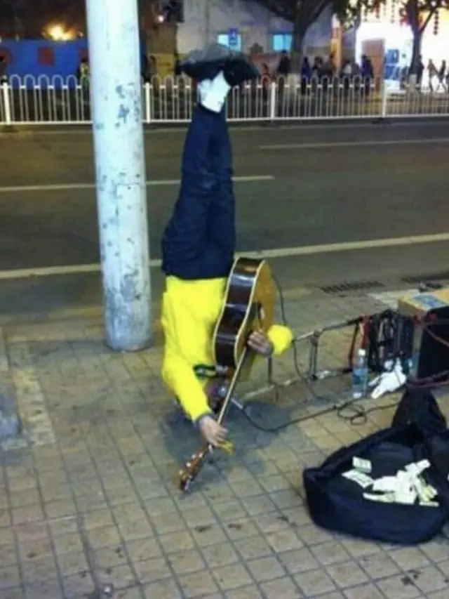 6 Aksi Nyeleneh Orang Saat Main Gitar Ini Bikin Tepuk Jidat