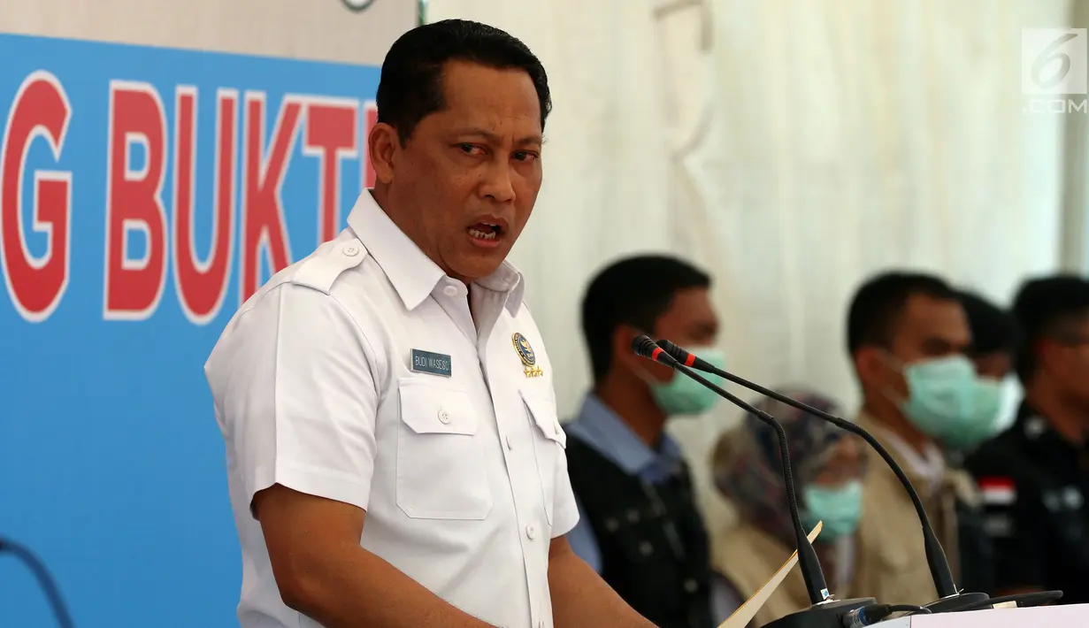 Kepala BNN Budi Waseso memberi keterangan saat pemusnahan barang bukti narkotika di Bandara Soekarno Hatta, Banten, Kamis (28/12). Dalam pemusnahan narkotika tersebut hadir juga Menko Polhukam Wiranto. (Liputan6.com/JohanTallo)