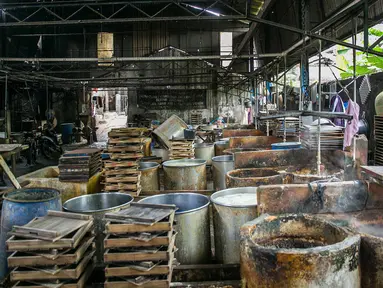 Suasana pabrik tahu tempe yang berhenti operasi di kawasan Duren Tiga, Jakarta, Sabtu (2/12/2021). Sejumlah pengusaha produsen tahu dan tempe memutuskan untuk menggelar aksi mogok atau berhenti berproduksi sebagai protes lantaran harga kedelai melonjak di pasaran. (Liputan6.com/Faizal Fanani)