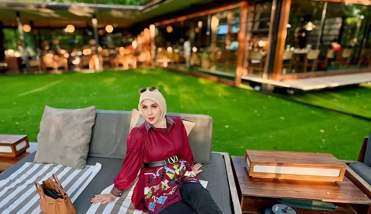 Marini Zumarni terlihat tenteng Hermes birkin 25cm gold togo leather with gold hardware seharga sekitar Rp522 jutaan menurut Sotheby’s. [@marinizumarnisreal].