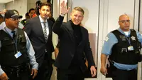 Mantan gelandang Manchester United, Bastian Schweinsteiger melambaikan tangan setibanya di Bandara Internasional O'Hare, Chicago, Selasa (28/3). Kedatangan Schweinsteiger untuk bergabung dengan klub MLS, Chicago Fire. (AP Photo/Charles Rex Arbogast)