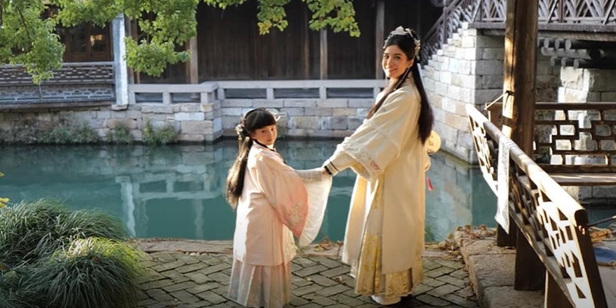 7 Potret Chelsea Olivia dan Anak Tampil Anak Kenakan Baju Khas China, Bikin Pangling Tampil Cantik Semua