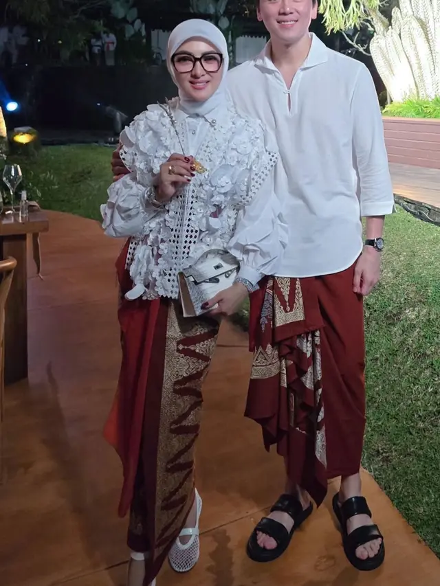 Syahrini dan Reino Barack saat liburan di Bali tampil kompak dengan kain songket. [@princessyahrini]
