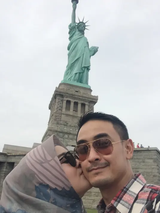 Zumi Zola dan Sherrin (Instagram/stharia)