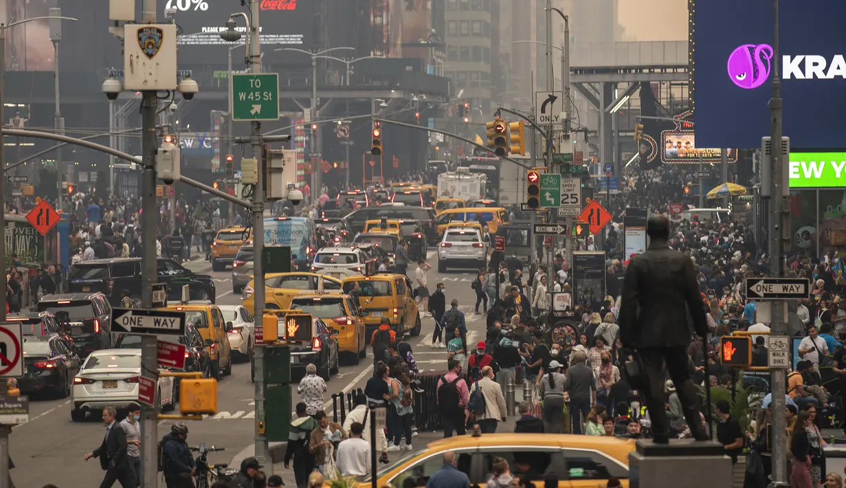 Foto yang diambil di Manhattan menunjukkan ratusan orang di Times Square pada Rabu malam. (Eduardo Munoz Alvarez/Getty Images/AFP)