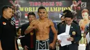 Petinju Indonesia Tibo Monabesa saat melakukan timbang badan jelang laga melawan Arnold Garde (Filipina) di GOR Cendrawasih, Jakarta, Jumat (19/5). Tibo akan mempertahankan gelar WBC Internasional Silver. (Liputan6.com/Helmi Fithriansyah)