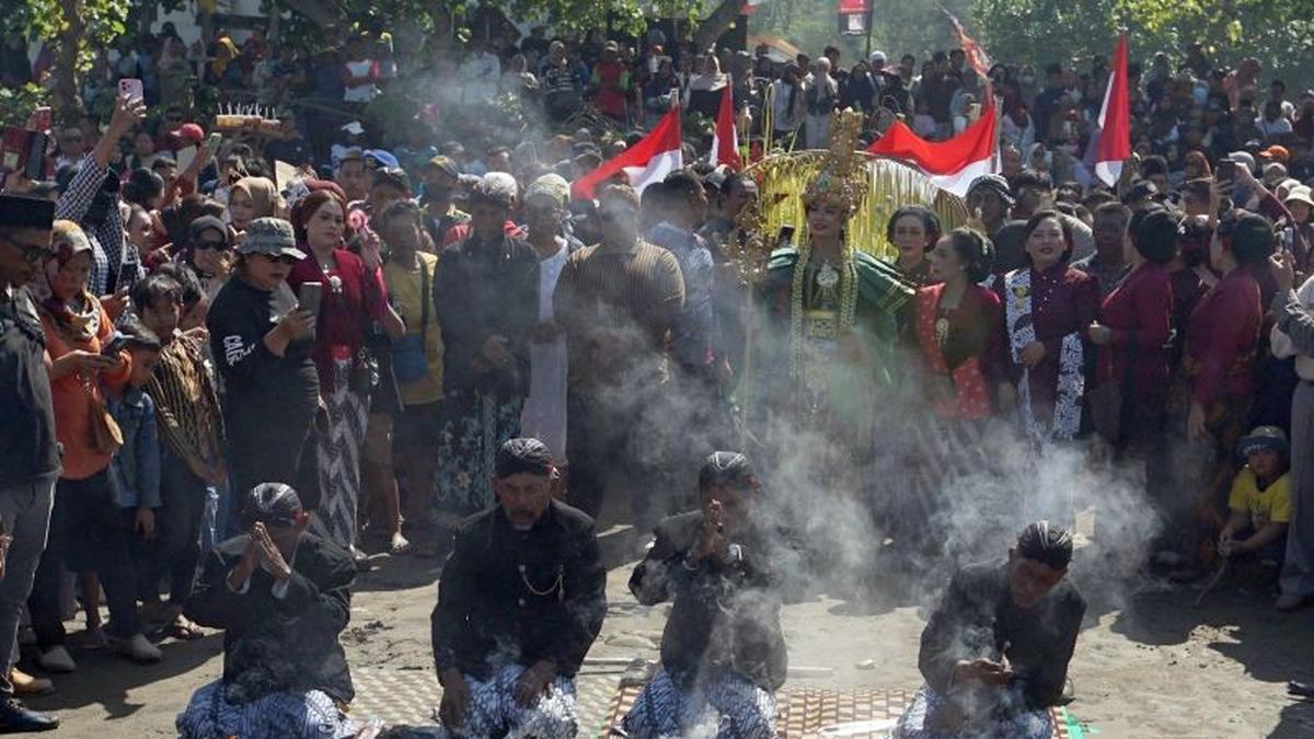 Ritual Larung Sembonyo Meriahkan Pantai Sidem Tulungagung, Ungkapan Syukur Masyarakat Pesisir - merdeka.com