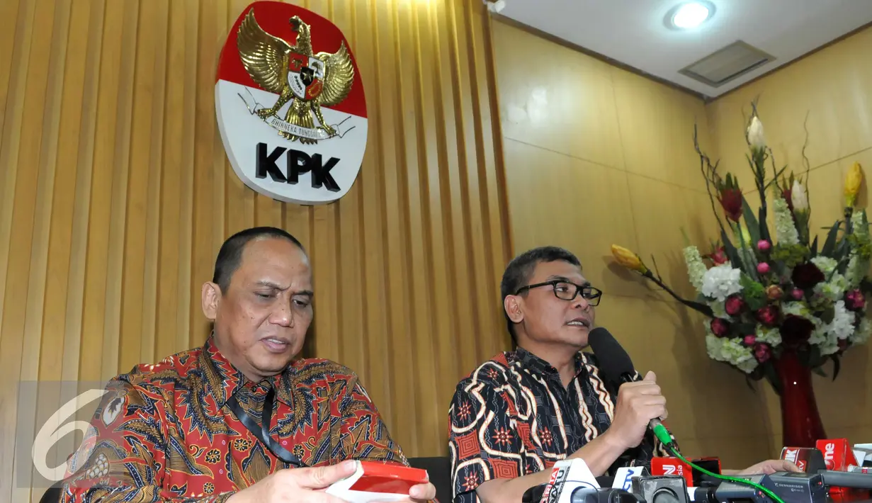 Johan Budi (kanan) memberikan keterangan saat konferensi pers terkait penetapan Sekjen partai Nasdem, Patrice Rio Capella (PRC), Jakarta, Kamis (15/10/2015). Penetapan terkait pemeriksaan lanjutan kasus bansos sumatra utara. (Liputan6.com/Helmi Afandi)