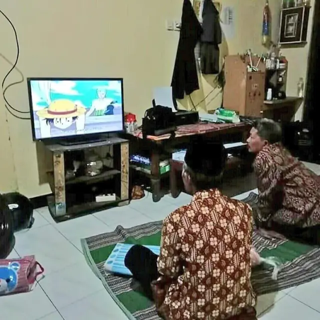 6 Potret Bapak-bapak Nonton Kartun Ini Serius Banget, Jadi Tontonan Favorit