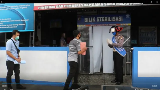 Helm Gatotkaca Thermal yang mampu mengukur suhu tubuh lawan bicara hingga jarak 9 meter. (Liputan6.com/RSI Banjarnegara)