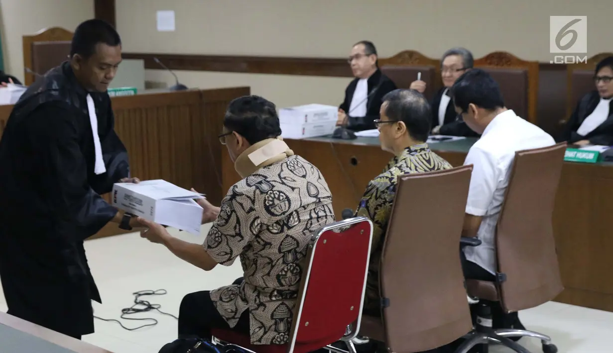 Terdakwa suap anggota DPRD Kalteng, Edy Saputra Suradja (kiri) menerima surat tuntutan dari JPU KPK usai dibacakan pada sidang di Pengadilan Tipikor, Jakarta, (27/2). Edy Saputra Suradja dituntut 2 tahun 6 bulan penjara. (Liputan6.com/Helmi Fithriansyah)