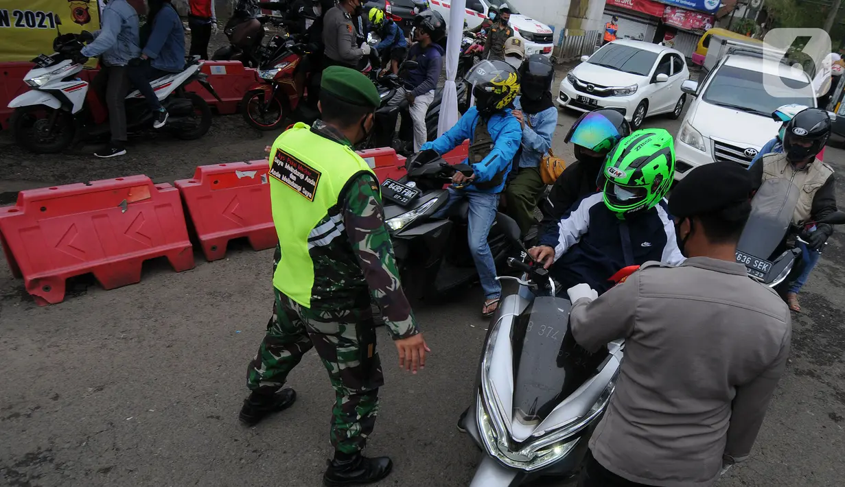 Petugas memeriksa surat tugas pemilik kendaraan bermotor pada Pos Penyekatan Lebaran 2021 di Ciloto, Cianjur, Jawa Barat (9/5/2021). Pos penyekatan ini ditujukan kepada kendaraan pemudik yang selanjutnya akan memutar balik para pemudik dalam upaya pengendalian COVID-19. (merdeka.com/Arie Basuki)