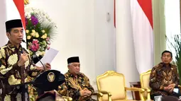 Presiden Jokowi saat memberi sambutan kepada para pemuka agama di Istana Kepresidenan Bogor, Jawa Barat, Sabtu (10/2). Jokowi mengapresiasi komitmen para pemuka agama dalam membantu pemerintah menjaga kerukunan. (Liputan6.com/Pool/Biro Setpres)