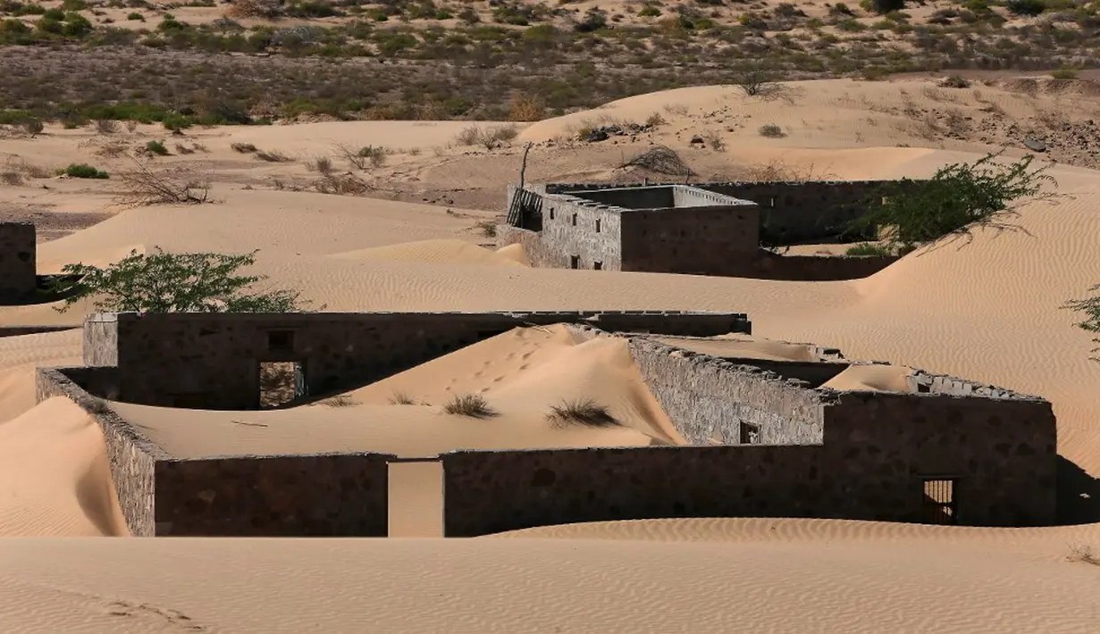 Pemandanan rumah-rumah terlantar di Desa Omani, Wadi al-Murr, Oman, 31 Desember 2020. Hanya atap dan tembok yang sedikit terlihat, menjadi saksi bagi mereka yang pernah tinggal di sini. (MOHAMMED MAHJOUB/AFP)