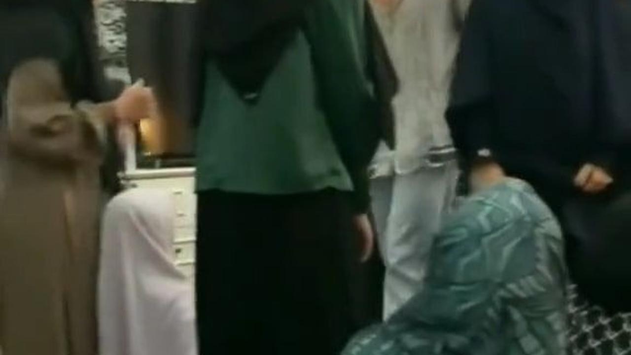 Namun, meski Ammar lewat tanpa berhenti, Irish Bella kemudian melihat ke arah suaminya yang baru saja keluar ruangan.