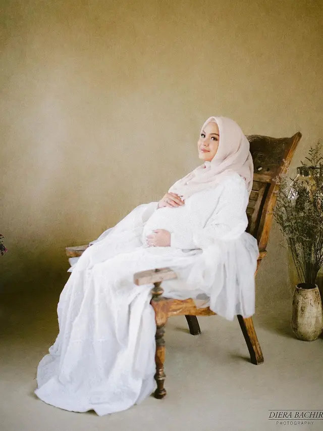 6 Gaya Maternity Shoot Vebby Palwinta Jelang Melahirkan, Romantis Bareng Suami