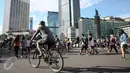 Warga melakukan aktifitas saat Car Free Day di sekitar Bunderan HI, Jakarta, Minggu (3/1/2016). Minggu pertama Tahun baru 2016 car free day ramai dipadati warga Jakarta. (Liputan6.com/Faizal Fanani)