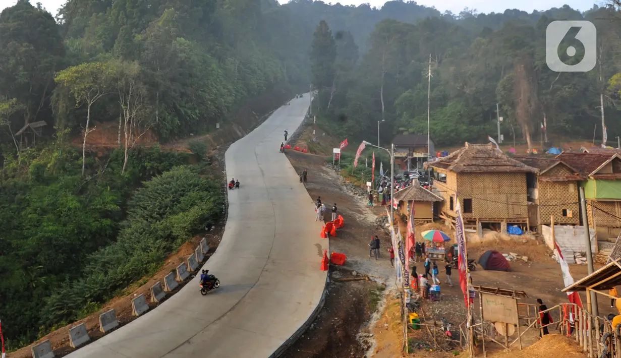 Akses jalan yang mulus menuju kawasan Gunung Luhur di Desa Citorek Kidul, Kecamatan Cibeber, Kabupaten Lebak, Banten, Sabtu (23/11/2019). Akses menuju Negeri di Atas Awan Lebak Banten yang sempat viral di medsos ini bisa ditempuh naik kendaraan roda dua maupun empat. (merdeka.com/Arie Basuki)
