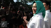 Calon Walikota Tangerang Selatan, Airin Rachmi Diany bersama putra pertama, TB Ghifari Wardana menunjukkan jarinya usai menggunakan hak pilih di TPS 17 Serpong Utara, Tangerang Selatan, Banten, Rabu (9/12). (Liputan6.com/Helmi Afandi)