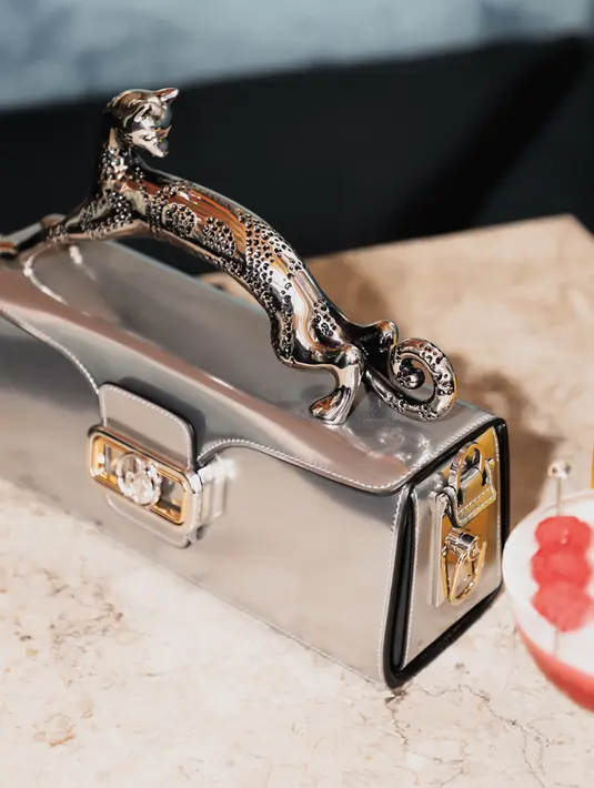 Handle kucing berbentuk anggun dengan estetika artistik. [Foto: Instagram/ Lanvin]